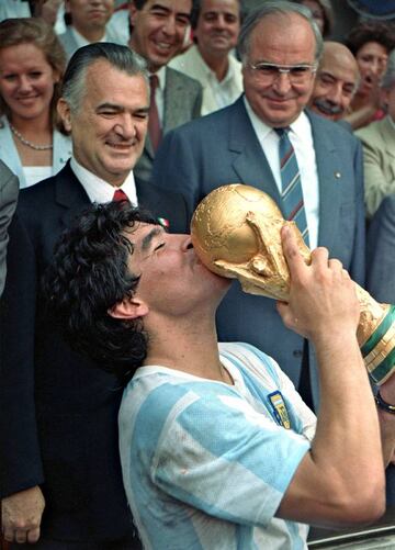 Diego Armando Maradona besa la Copa del Mundo conquistada por Argentina en M&eacute;xico 86.