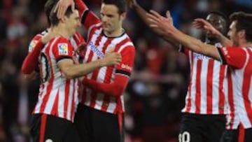 Los jugadores del Athletic se abrazan al bigoleador Aduriz.