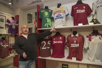 El museo del Torino está en Grugliasco, a las afueras de Turín. Es una joya y son los voluntarios los que lo mantienen en pie. Ocupa una gran mansión y en las dos plantas uno se hace a la idea de lo que es este club. 