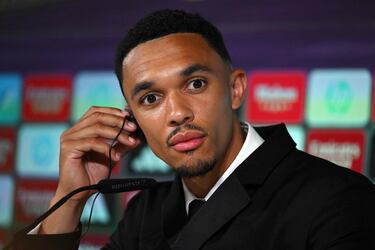 Alexander-Arnold durante la rueda de prensa de presentación. 