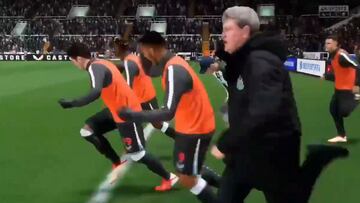 Un jugador del Newcastle se pregunta por qué su entrenador tiene un 99 en el FIFA