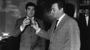 A la izquierda, Isasi.