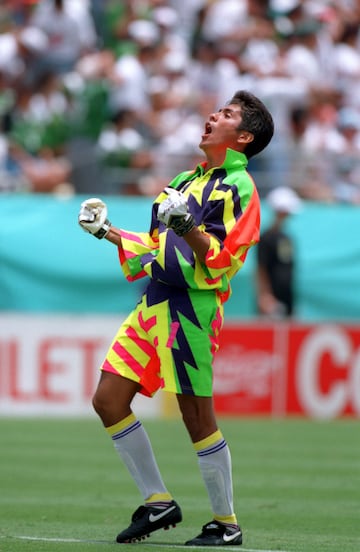 Jorge Campos festeja un gol de la Selección Mexicana en el Mundial de Estados Unidos 1994.