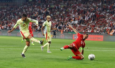 Avanzó metros Pedri con el balón, jugando para Lamine Yamal, el cual divide y abre para la incursión en el área de Ferran Torres, que definió con un potente derechazo raso, superando a Çakir.