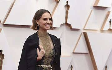 Natalie Portman es una de las encargadas de entregar una de las estatuillas. La actriz posa con un vestido negro y una gran capa negra. 