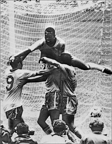 En el Mundial de 1958, que se celebraría en Suecia, el astro brasileño fue proclamado como el mejor jugador joven del torneo. En un duelo de cuartos frente a Gales anotó el único gol de los brasileños que les serviría para pasar de ronda. Finalmente, Brasil acabó siendo campeona del mundo siendo así el primer mundial de Pelé (conseguiría ganar tres 1958, 1962 y 1970)