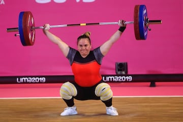 Ganó medalla de oro en Lima 2019 en levantamiento de pesas 87 kg. femenino.