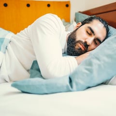 Si te despiertas a la misma hora sin alarma, la psicología dice que probablemente tienes estos 8 rasgos comunes