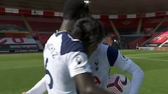 El abrazo de Davinson Sánchez a Son por su primer póker