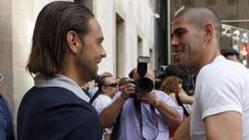 <b>CORDIALIDAD. </b>Sergio García y Víctor Valdés coincidieron ayer en un acto de la selección catalana.
