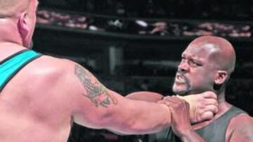<b>'GARRA ASESINA'. </b>Shaquille O'Neal, en apuros ante Big Show.