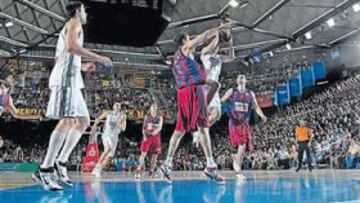 <b>UN PALAU CRECIDO. </b>La afición barcelonista ayudó al Winterthur a recortar la desventaja en la final: 2-1. Hoy nuevo match-ball ante el Madrid, que si gana levantará la Liga.