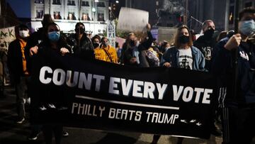 FILADELFIA, PENNSYLVANIA - 4 DE NOVIEMBRE: La gente participa en una protesta en apoyo del recuento de todos los votos, ya que la elecci&oacute;n en Pennsylvania a&uacute;n no se ha resuelto el 4 de noviembre de 2020 en Filadelfia, Pennsylvania.