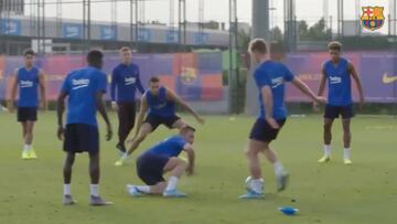 El notable amague de De Jong a Arthur en el entrenamiento