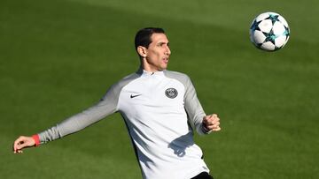 Paris Saint-Germain&#039;s Argentinian forward Angel Di Maria keeps his eyes on the ball during a training session at Saint-Germain-en-Laye, western Paris on October 30, 2017, on the eve of the UEFA Champions League football match against Anderlecht.   / AFP PHOTO / FRANCK FIFE