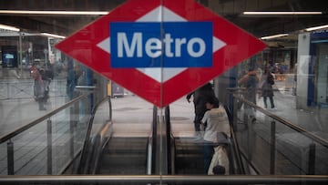 Logotipo del Metro de Madrid, a 20 de diciembre de 2025, en Madrid (España).El logotipo actual de Metro de Madrid es un rombo rojo inclinado, con un rectángulo azul en su interior y la palabra “Metro” en letras blancas, sobre un fondo blanco. El diseño original del rombo se remonta a 1921 y se atribuye al arquitecto Antonio Palacios, que se inspiró en el emblema circular del Metro de Londres, adaptándolo a una figura romboidal pero manteniendo la combinación rojo-azul-blanco. Tras algunas variaciones históricas (como el logo “CMM” entre 1931 y 1939), desde 1939 se recuperó el rombo, que fue modernizado en los años 80 con tipografía Helvética y colores más sólidos, hasta la versión actual.
20 DICIEMBRE 2025;LOGOTIPO;METRO DE MADRID;TRANSPORTE PÚBLICO;SUBURBANO
Fernando Sánchez / Europa Press
20/12/2025