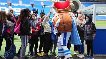 Jóvenes aficionados, con la mascota