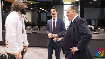 'Superjavi' y Regino comparten sus medallas con Tebas de testigo