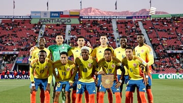AMDEP6640. SANTIAGO (CHILE), 15/10/2025.- Jugadores de Colombia forman este miércoles, previo a un partido de las semifinales de la Copa del Mundo Sub-20 entre Argentina y Colombia en el estadio Nacional Julio Martínez Prádanos, en Santiago (Chile). EFE/ Osvaldo Villarroel