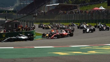 Verstappen, Raikkonen y Vettel se tocaron en la salida de Spa.