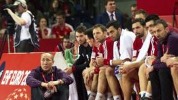 Talant Dujhebaev observa el juego de la selección húngara sentado en el suelo.