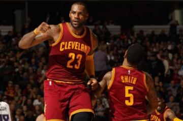 LeBron James y J.R. Smith celebran una canasta.