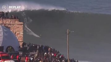 El surfista Pedro Scooby a punto de meterse en una ola gigante en forma de tubo en Nazaré (Portugal) durante el TUDOR Nazaré Tow Surfing Challenge presented by Jogos Santa Casa, disputado el lunes 13 de diciembre del 2021.