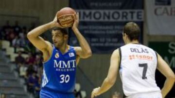 Ioannis Bourousis, ante Mario Delas, debut&oacute; con el Real Madrid.