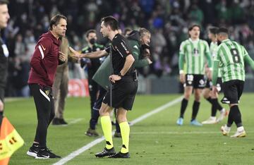 Tras el gol del empate de Fekir, Joan Jordán fue agredido desde la grada con el lanzamiento de un palo y el encuentro fue suspendido.