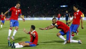 Vargas, Vidal y Fernández llegan a celebrar con Alexis.