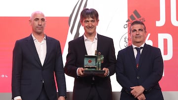 LAS ROZAS (MADRID), 22/03/2023.- El entrenador del real Valladolid José Rojo "Pacheta" (c) recoge el premio con motivo del ascenso de su equipo a Primera División, en presencia del presidente de la Federación Española de Fútbol, Luis Rubiales (i), durante la ceremonia de los Premios Ramón Cobo, este miércoles en Las Rozas (Madrid). EFE/ Kiko Huesca