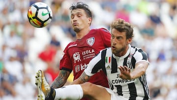 Marchisio, luchando por controlar un bal&oacute;n ante un jugador del Cagliari.