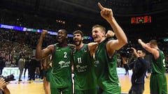 Los jugadores del Unicaja celebran la victoria ante el Valencia.