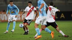 AME1765. LIMA (PERÚ), 25/05/2023.- Enzo Pérez (c) de River Plate controla un balón hoy, en un partido de la Copa Libertadores entre Sporting Cristal y River Plate en el estadio Nacional del Perú, en Lima (Perú). EFE/Paolo Aguilar
