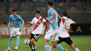 AME1765. LIMA (PERÚ), 25/05/2023.- Enzo Pérez (c) de River Plate controla un balón hoy, en un partido de la Copa Libertadores entre Sporting Cristal y River Plate en el estadio Nacional del Perú, en Lima (Perú). EFE/Paolo Aguilar
