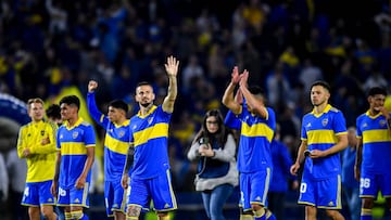 BUENOS AIRES, ARGENTINA - OCTOBER 09: Dario Benedetto (C) of Boca Juniors celebrates with teammates after winning a match between Boca Juniors and Aldosivi as part of Liga Profesional 2022 at Estadio Alberto J. Armando on October 9, 2022 in Buenos Aires, Argentina. (Photo by Marcelo Endelli/Getty Images)