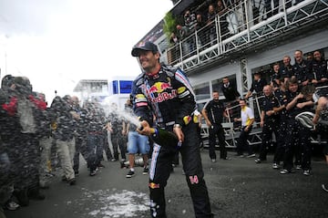 130 pruebas tardó Mark Webber en conseguir el primer triunfo con Red Bull en el Mundial. El australiano vio la bandera a cuadros final antes que nadie en el GP de Alemania 2009 al volante de un monoplaza que ya comenzaba a exhibir algunas señales de la enorme superioridad que años más tarde poseería sobre el resto de la parrilla.