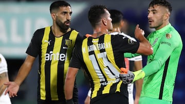 AME6792. ASUNCIÓN (PARAGUAY), 04/05/2022.- El arquero Gastón Olveira (d) de Olimpia discute con Matías Aguirregaray de Peñarol hoy, en un partido de la Copa Libertadores entre Olímpia y CA Peñarol en el estadio Defensores del Chaco en Asunción (Paraguay). EFE/Nathalia Aguilar