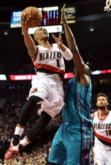 Damian Lillard ataca a Al Jefferson.