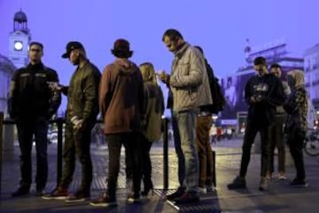 Algunos madrugadores han esperado desde primera hora en la puerta de la tienda madrileña para ser los primeros en hacerse con el terminal de Apple.