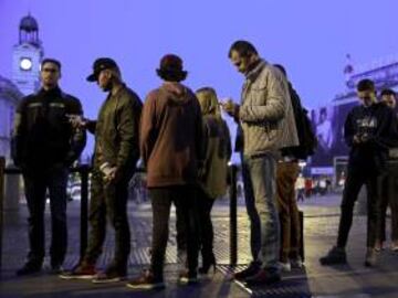 Algunos madrugadores han esperado desde primera hora en la puerta de la tienda madrileña para ser los primeros en hacerse con el terminal de Apple.