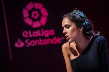 Alba Oliveros, una de las dos narradoras de La Liga, narrando partidos de eLaLiga.