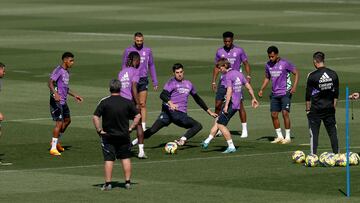 Courtois intenta arrebatar el balón a Modric en un rondo del entrenamiento del Real Madrid.