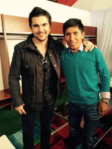 Junto con al 19 veces ganador del Grammy Latino: "Juanes, ¿tú te pones la maglia rosa y yo la camisa negra? Un gusto saludarte antes del concierto.