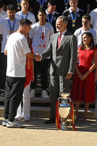 Los Reyes Felipe VI y Letizia; la Princesa Leonor y la Infanta Sofía, reciben a la Selección española, campeona de Europa, en el Palacio de La Zarzuela. En la imagen, el saludo de S. M. el Rey a Álvaro Morata, capitán del equipo.