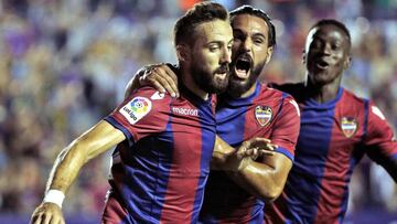 GRA386. VALENCIA, 21/08/2016.- El delantero del Levante UD Jos&eacute; Luis Morales (i) celebra con sus compa&ntilde;eros su gol, consegudo de penalti, durante el partido de Liga de Primera Divisi&oacute;n que Levante UD y Villarreal CF juegan esta tarde en el estadio Ciudad de Valencia. EFE/Manuel Bruque