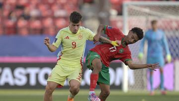 Spain's forward #9 Adrian Liso and Morocco's foward #17 Gessime Yassine fight for the ball during the 2025 FIFA U20 World Cup football match between Morocco and Spain at the National Stadium in Santiago on September 28, 2025. (Photo by Rodrigo ARANGUA / AFP)
