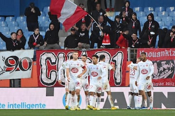 Kamory Doumbia celebra el tercer gol anotado ante el Montpellier.