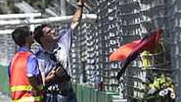 Los inspectores visitan en el Albert Park el lugar del accidente en el que murió Graham Beveridge.