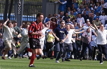Mientras tanto, el Manchester City estaba celebrando también, en su caso el ascenso a la Premier League.
El equipo había llegado a su fondo la anterior temporada que jugó en la tercera categoría del fútbol inglés.
Un año después volvió a descender y desde 2003 no ha vuelto a salir de la Premier League.